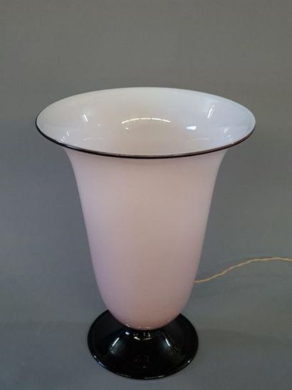 Lampe cornet en verre opalin rose et noir.
Art...
