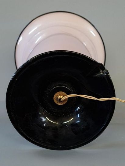 Lampe cornet en verre opalin rose et noir.
Art...