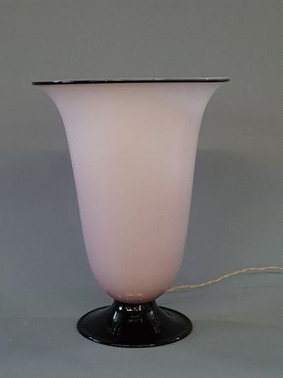 Lampe cornet en verre opalin rose et noir.
Art...