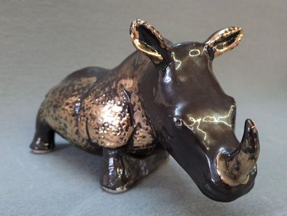 Sculpture d'un rhinocéros en céramique des...