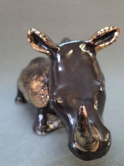 Sculpture d'un rhinocéros en céramique des...