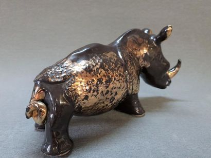 Sculpture d'un rhinocéros en céramique des...