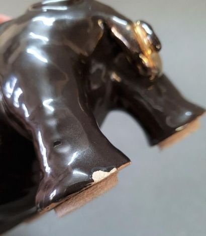 Sculpture d'un rhinocéros en céramique des...