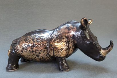 Sculpture d'un rhinocéros en céramique des...