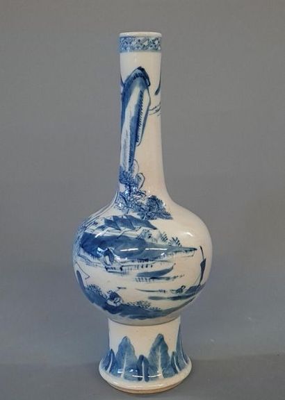 CHINE Vase en porcelaine à décor blanc bleu...