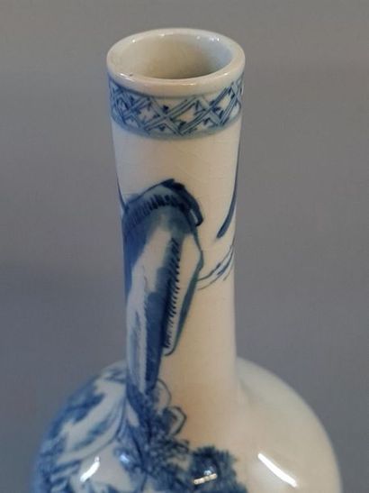 CHINE Vase en porcelaine à décor blanc bleu...