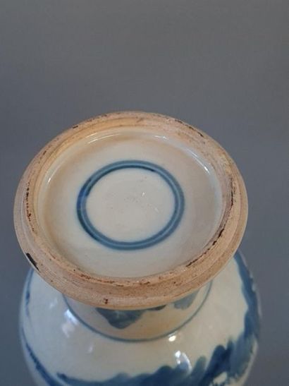 CHINE Vase en porcelaine à décor blanc bleu...