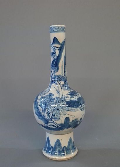 CHINE Vase en porcelaine à décor blanc bleu...