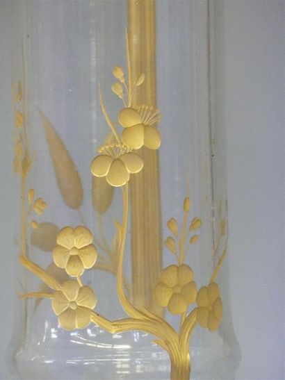 Paire de vases en cristal profondément gravé...