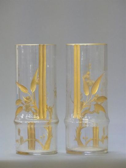 Paire de vases en cristal profondément gravé...