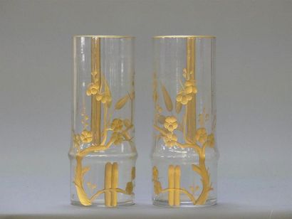 Paire de vases en cristal profondément gravé...