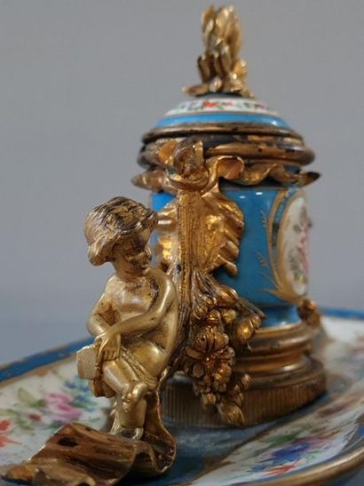 Encrier en porcelaine turquoise à décor de...