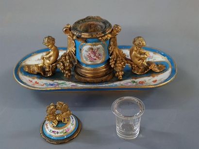 Encrier en porcelaine turquoise à décor de...