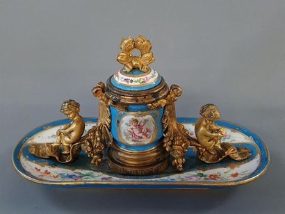 Encrier en porcelaine turquoise à décor de...