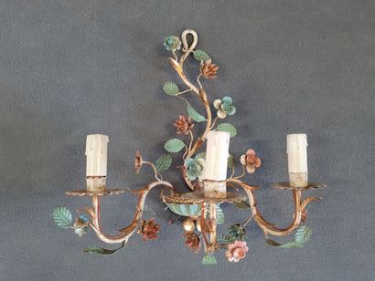 Chandelier and four sconces with flowers.

H....