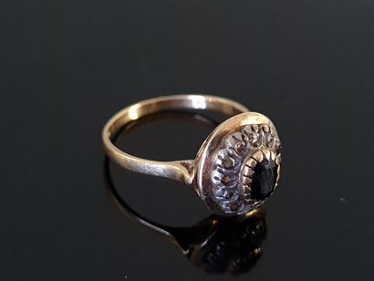 Ring in 750°/00 gold, set with a sapphire...