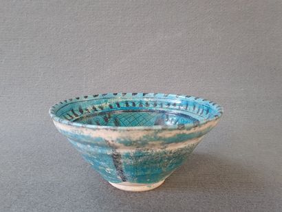 Coupe creuse en grès émaillé bleu.

Afghanistan...