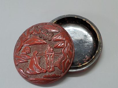 Boite en laque cinabre. 

H. :3 cm. D. :8,5...