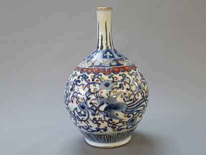 Vase en porcelaine du Japon, à long col....