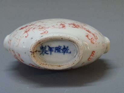 Tabatière en porcelaine de Chine. 

XIX°

8,5...