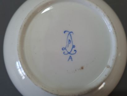 SEVRES. XVIII° siècle.

Suite de cinq gobelets...