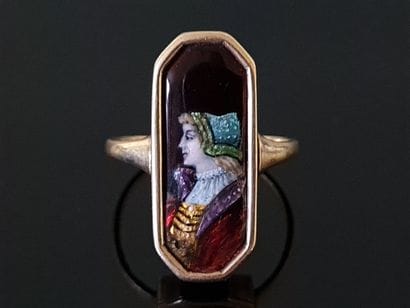 Gold ring, rectangular plate, enamel decoration...