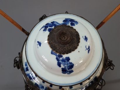 Vase couvert en porcelaine de Chine XVIII°...