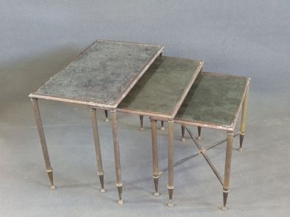Suite de trois tables basses gigognes, en...