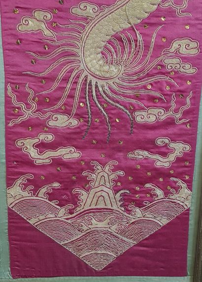 Grande broderie de fils dorés sur soie rouge...