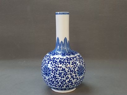 Vase en porcelaine de Chine à décor bleu...