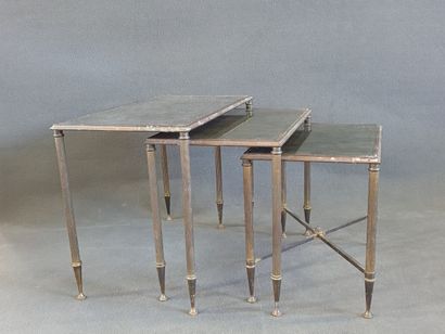 Suite de trois tables basses gigognes, en...