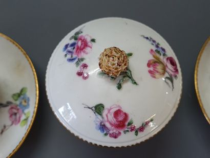 SEVRES. XVIII° siècle.

Suite de cinq gobelets...