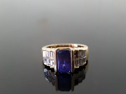 750°/00 gold ring. Set with a rectangular...
