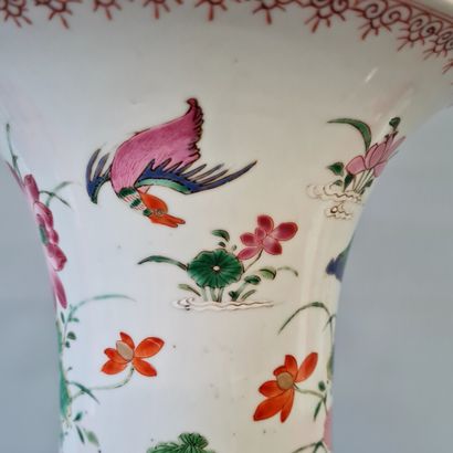 Grand vase balustre en porcelaine à décor...