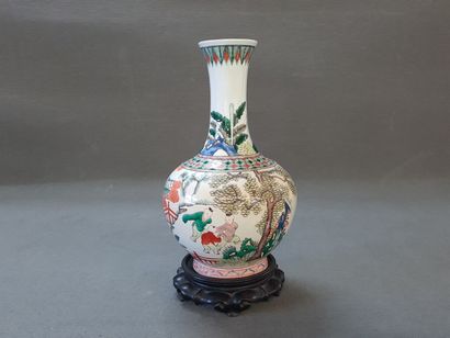 Vase en porcelaine de Chine à émail polychrome.

H:...