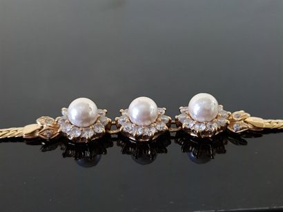 750°/ 00 gold bracelet set with three cultured...