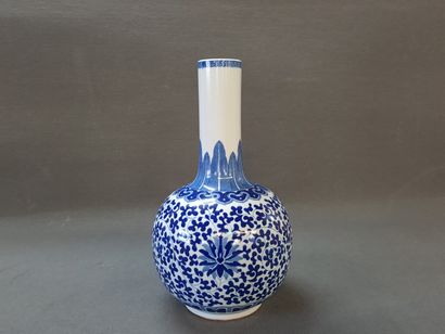 Vase en porcelaine de Chine à décor bleu...