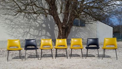 Suite de sept chaises skai, 5 jaunes et 2...