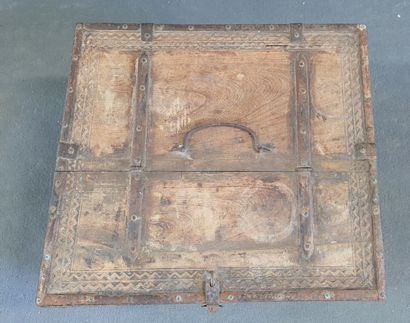 Indian salt box. 

23 x 43 x 38 cm.