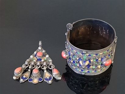 Pendant and cuff bracelet in enamelled silver...