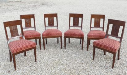 Suite de six chaises en acajou et placage...