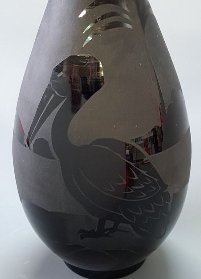 Black glass vase with engraved pelican decoration.

H:...