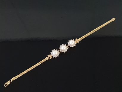 750°/ 00 gold bracelet set with three cultured...