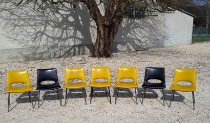 Suite de sept chaises skai, 5 jaunes et 2...