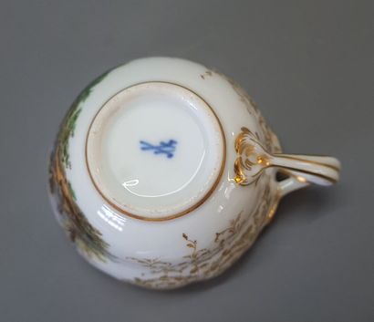 Tête à tête en porcelaine à décor de scènes...