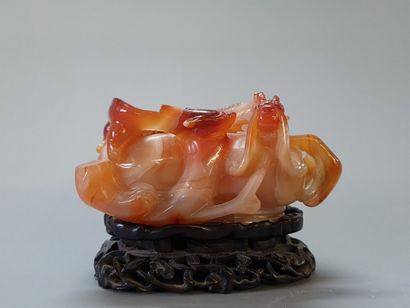 Petit vase en agate sculptée d'un dragon....