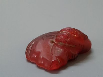 Statuette en verre rouge figurant un animal...