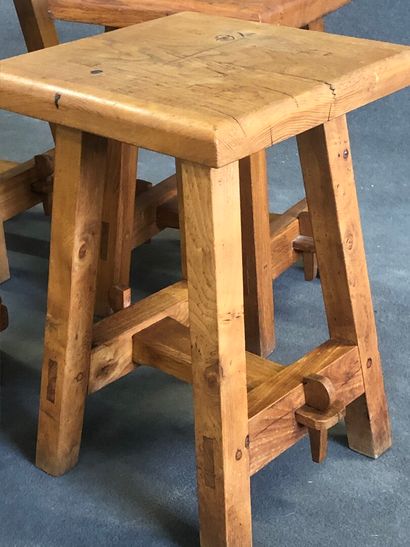 Suite de cinq tabourets en chêne, montage...