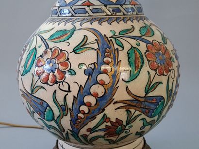 Pied de lampe en faïence décor Iznik.

Hauteur...