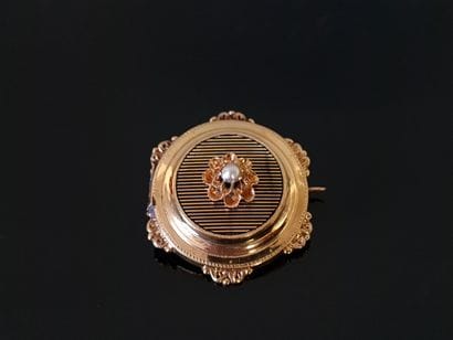 Circular brooch in 750°/ 00 gold, decorated...
